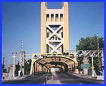 Sacramento_Tower_Bridge_1999_Westbound.jpg